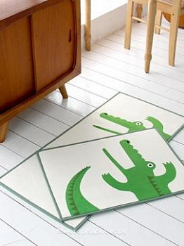 Зеленый коврик с рисунком крокодила Сrc