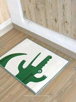 Зеленый коврик с рисунком крокодилки Сrc